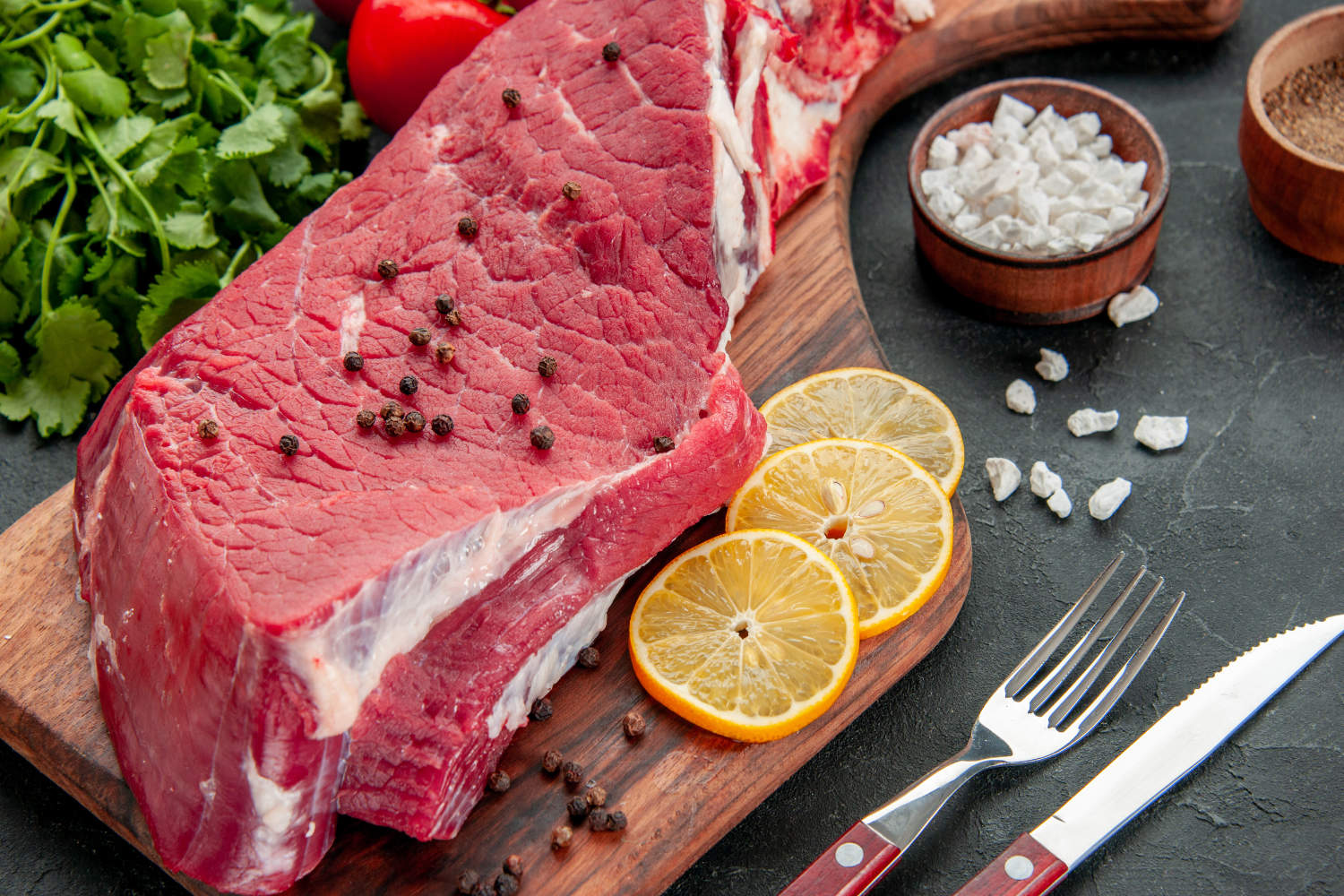 Frisches Oberhofer Weiderindfleisch auf dem Holzbrett.